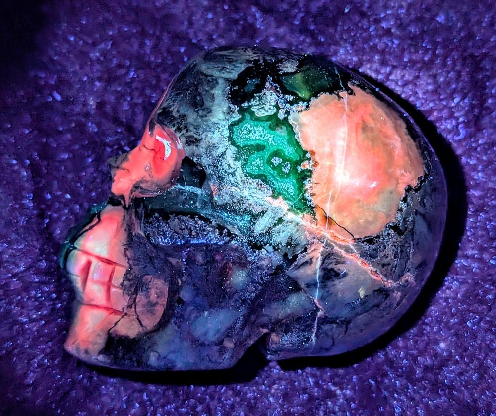 Fluorescent volcanic agate skull