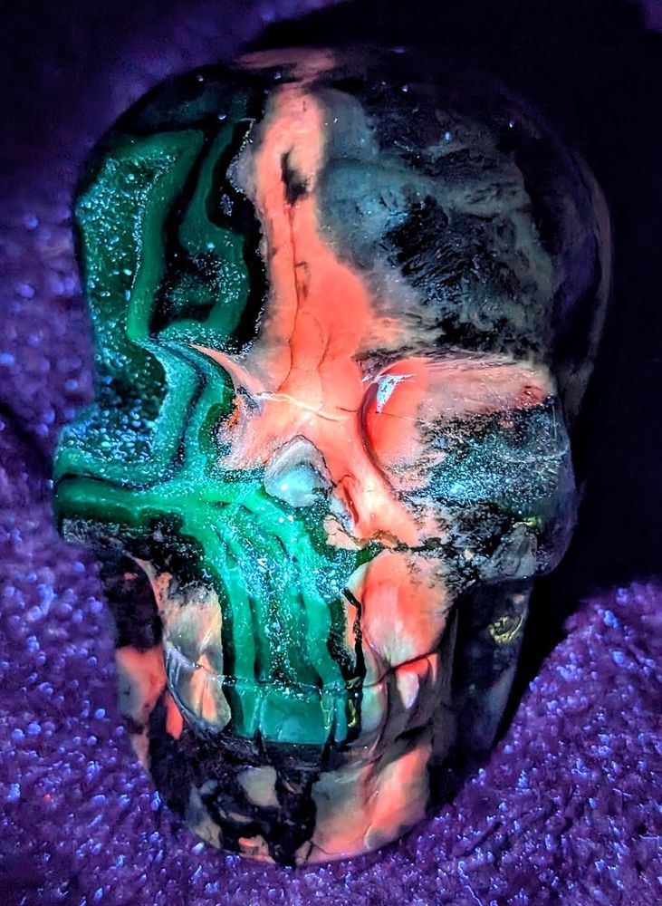 Fluorescent volcanic agate skull