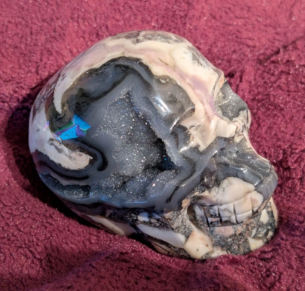 Fluorescent volcanic agate skull