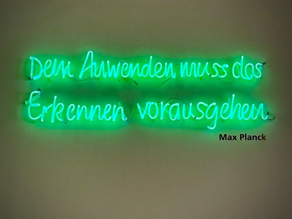 lettering: " Dem Anwenden muss das Erkennen vorausgehen"