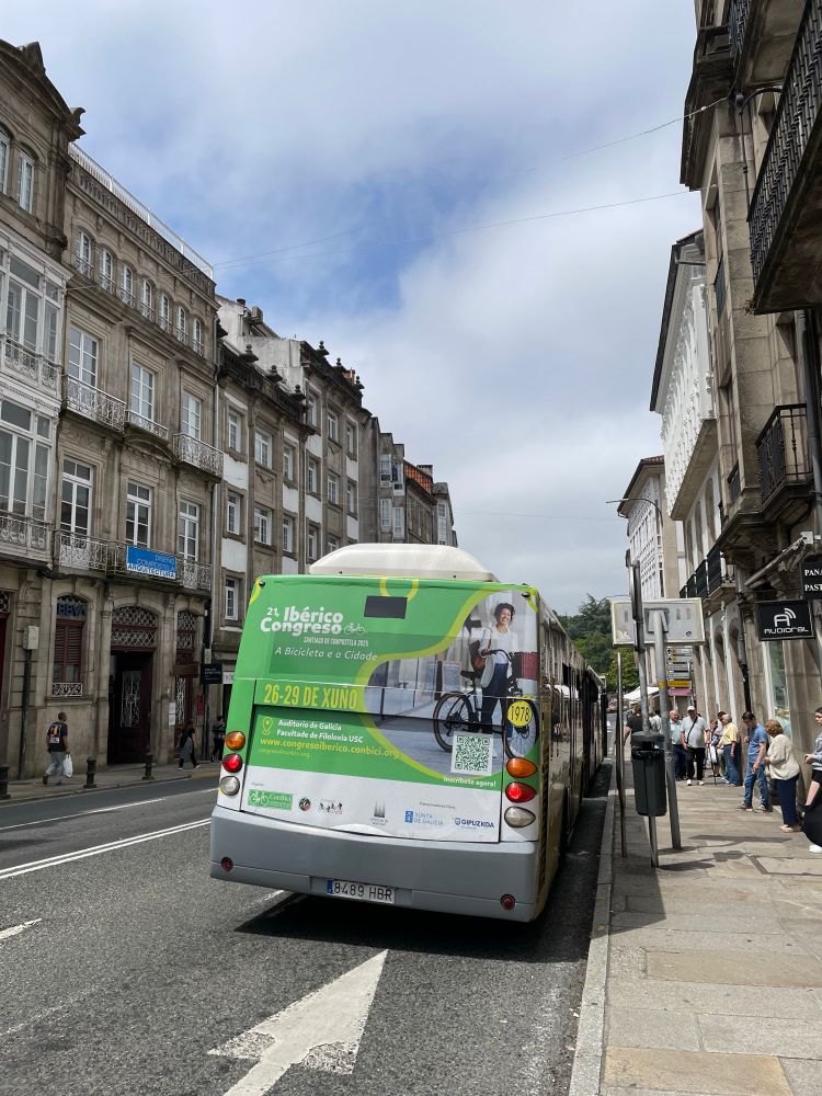 Bus urbano con publicidade do Congreso Ibérico A Bicicleta e a Cidade na rúa Senra, en Compostela