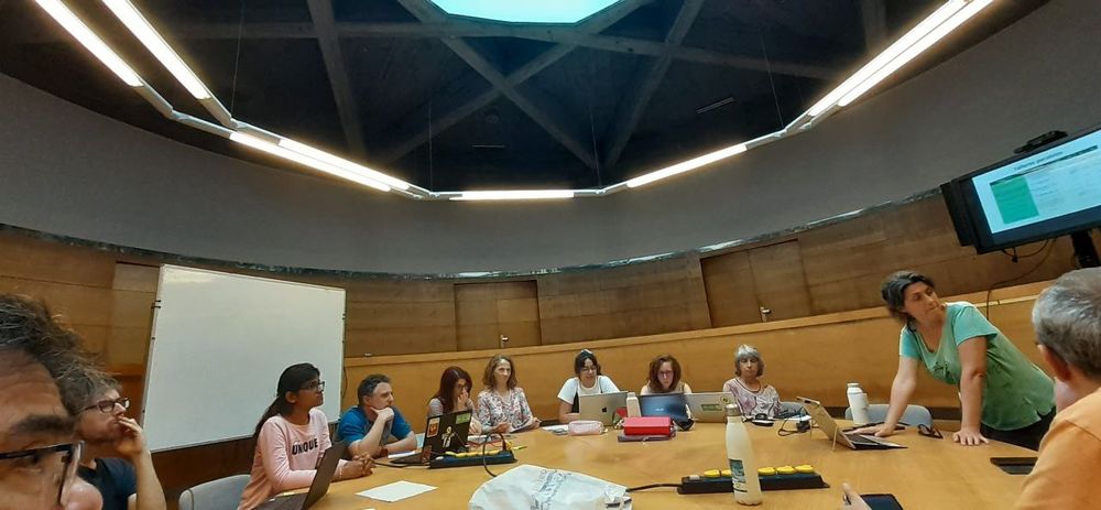 Voluntarias reunidas na sala circular do Auditorio de Galicia