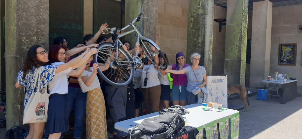 As participantes levantan unha bici despois do obradoiro