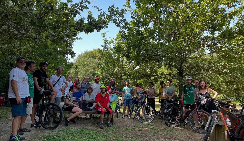 O grupo da pedalada no Bosque de Galicia