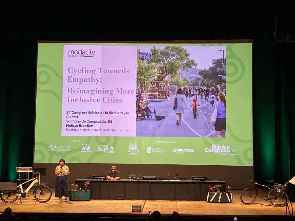 Melissa Bruntlett no escenario do Auditorio de Galicia presentando o seu relatorio: Cycling Towards Empathy: Reimagining More Inclusive Cities