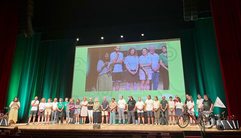 Organización e voluntarias no escenario do Auditorio durante a clausura do Congreso