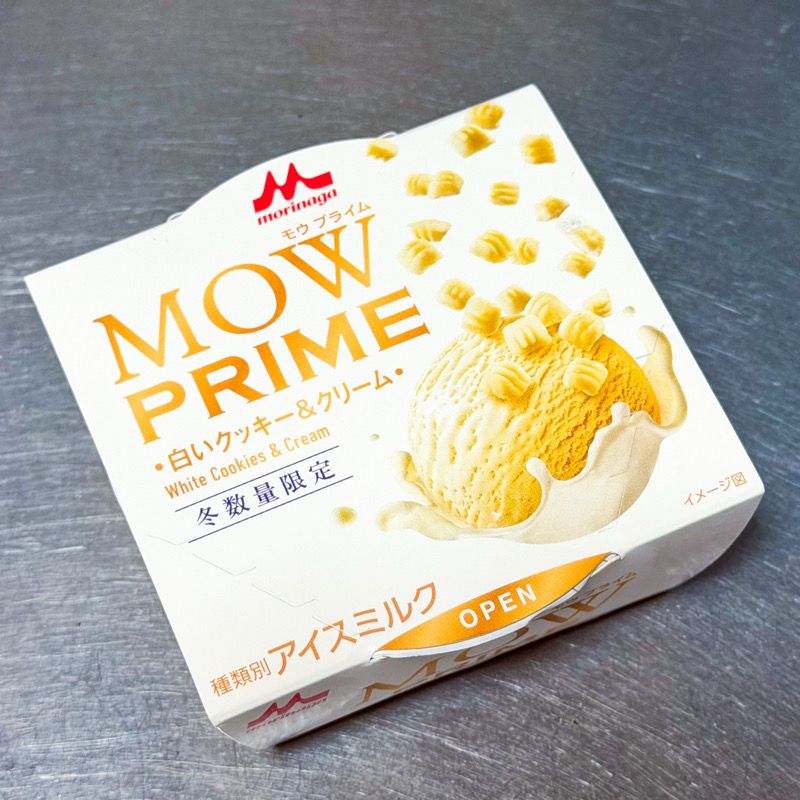 カップアイスの写真。
クリーム色のボール紙で包んであって、その紙には「Morinaga MOW PRIME 白いクッキー＆クリーム　冬数量限定」などと書かれている。