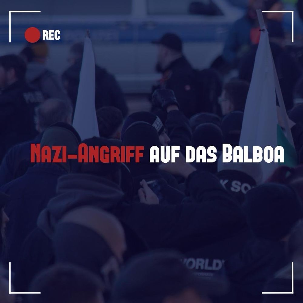 Das Bild zeigt einen Ausschnitt der Demonstration der Freien Sachsen am 18.01. Darauf zu sehen sind einige junge Nazis. Einer erhebt die Faust mit Quarzhandschuh. In der MItte steht "Nazi-Angriff auf das Balboa". Das Bild ist umrahmt. Die Umrahmung erinnert an die Anzeige einer laufenden Videoaufnahme.