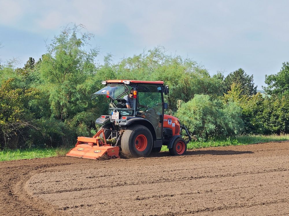 Traktor mit Fräse. 