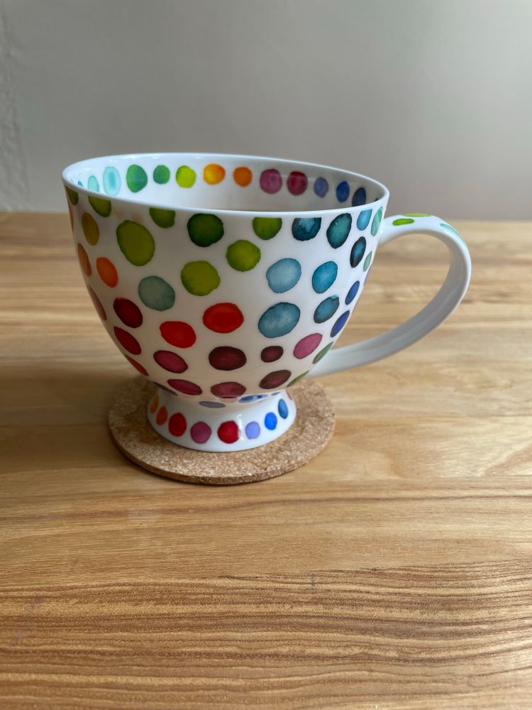 Die gleiche bauchige weißgrundige Porzellanteetasse von der anderen Seite mit etwas anderen farbigen Punkten. 