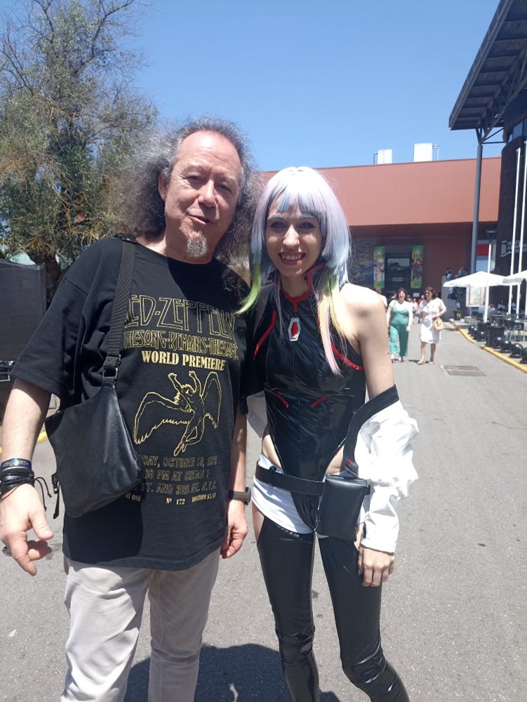 Fotografía en la que aparece Luis Posada, actor de doblaje español, y yo en mi cosplay de Lucy de Cyberpunk Edgerunners