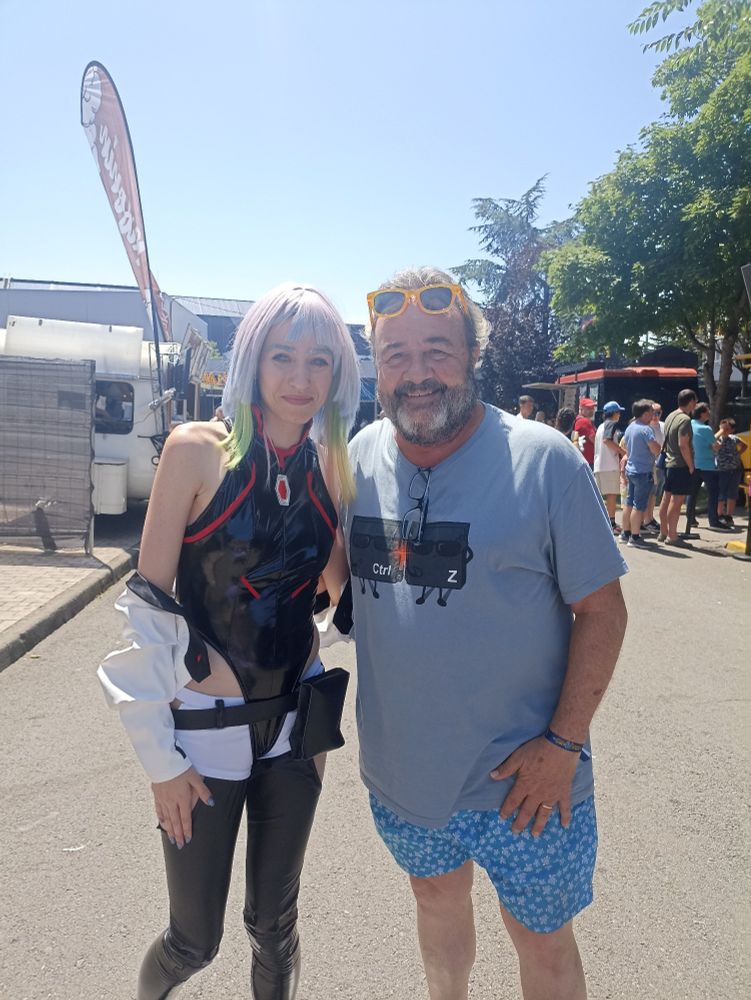 Fotografía en la que aparece Gabriel Jiménez, actor de doblaje español, y yo en mi cosplay de Lucy de Cyberpunk Edgerunners