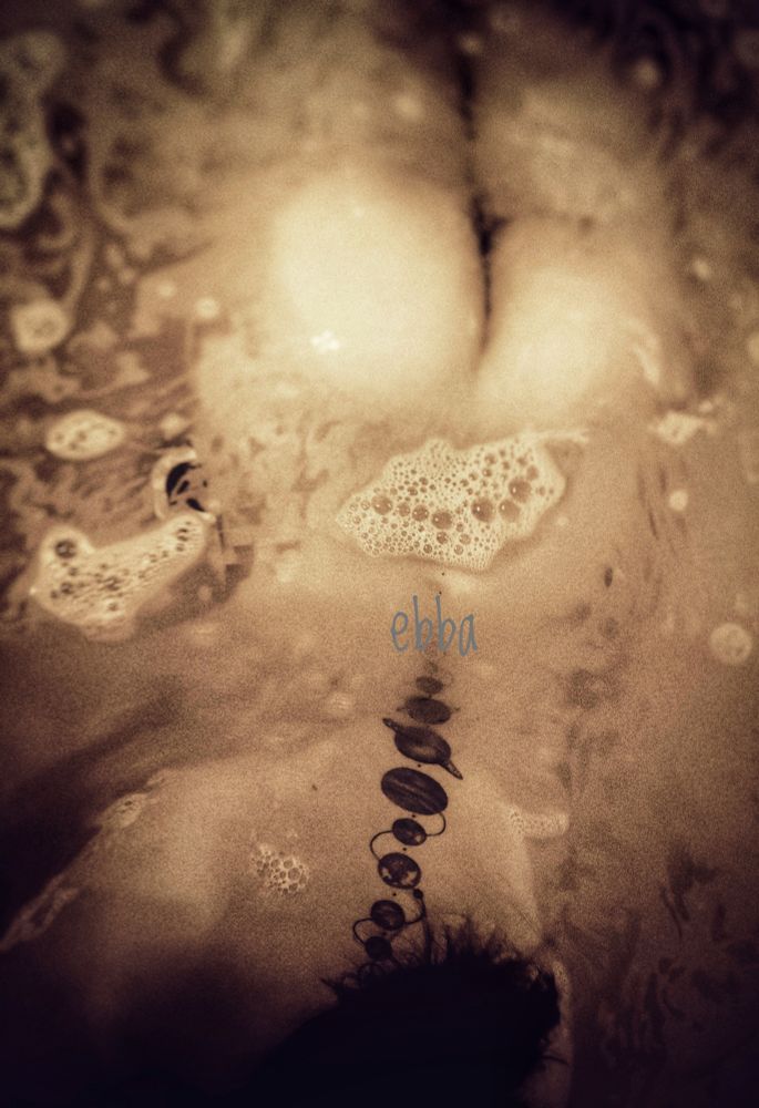 Bild von mir in der Badewanne, man sieht nur Rücken mit Sonnensystem-Tattoo und meinen Arsch. Das Bild ist in Sepia bearbeitet