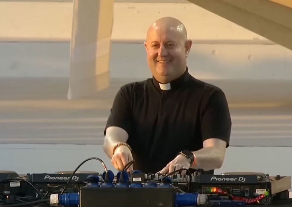 Padre Guilherme, de dj-priester die technobeats met het evangelie mengt