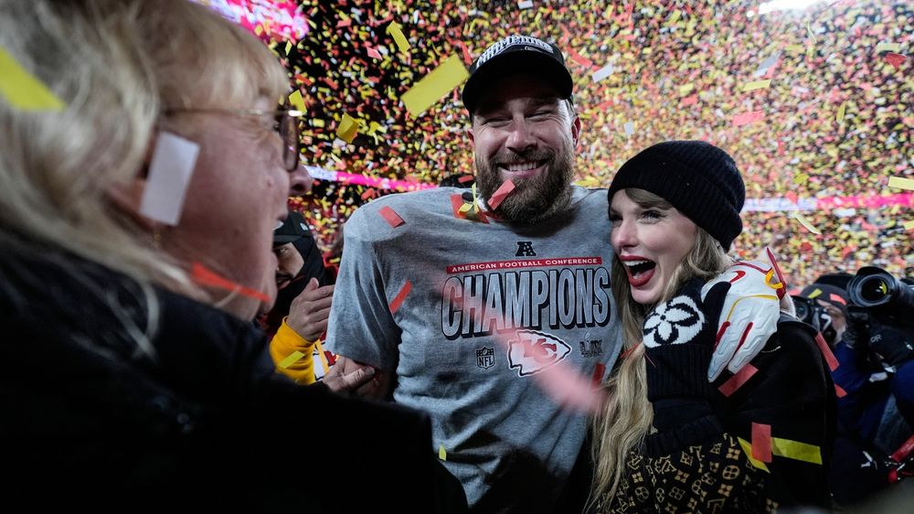 The singer-songwriter announced the engagement Tuesday on Instagram, with the caption: "Your English teacher and your gym teacher are getting married."