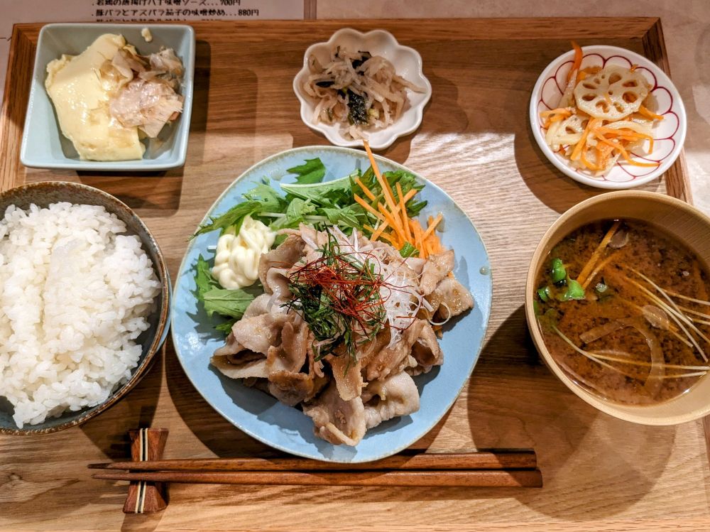豚生姜焼き定食。小鉢が3つと生姜焼きと赤だしの味噌汁とご飯。