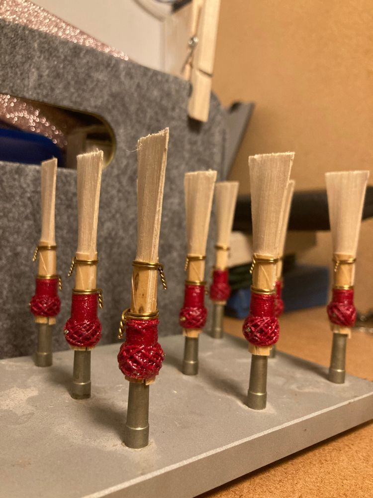 En ställning med fagottrör med röd lindning 