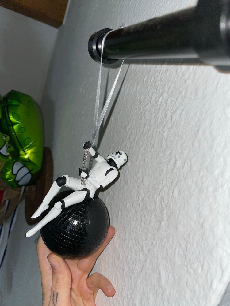 Stormtrooper auf schwarzer Kugel im Stile von miley cyrus in wrecked ball
