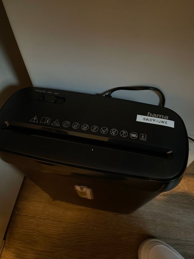 Schwarzer Aktenvernichter der Firma Hama mit Etikett „Baby-Uwe“ in top 