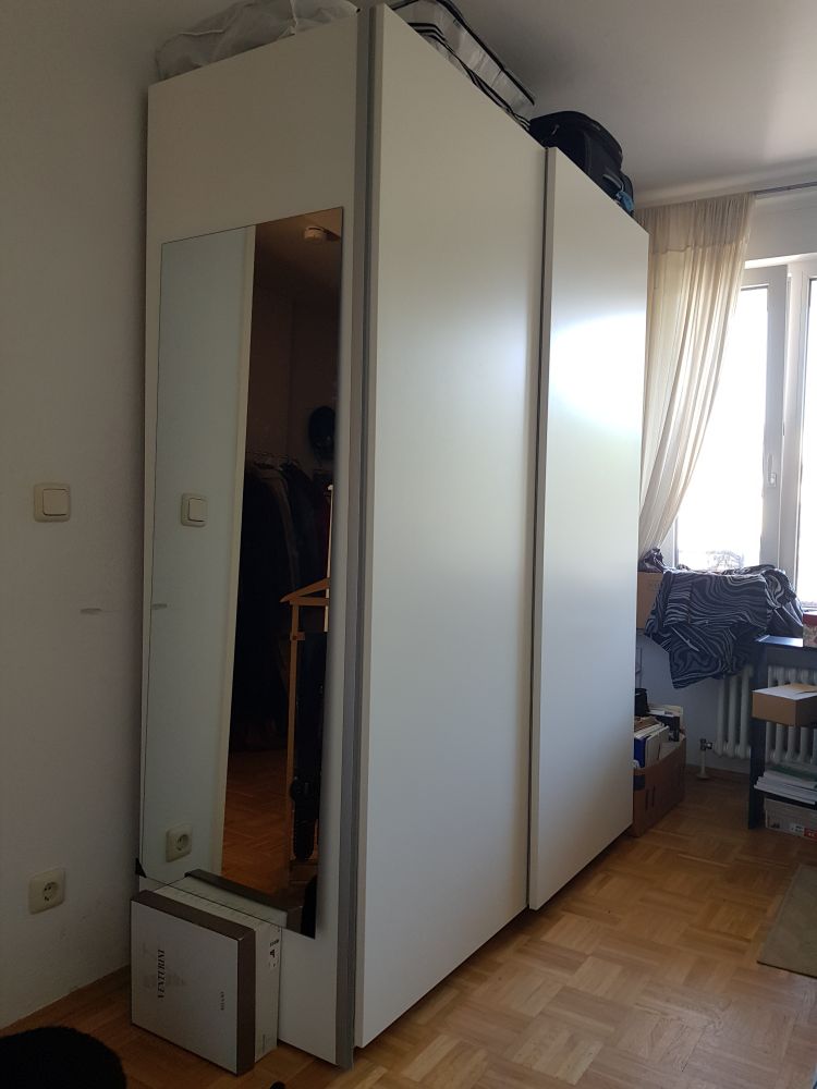 Ein weißer Kleiderschrank mit Schiebetüren: 3 verschiedene Positionen für den Spiegel 