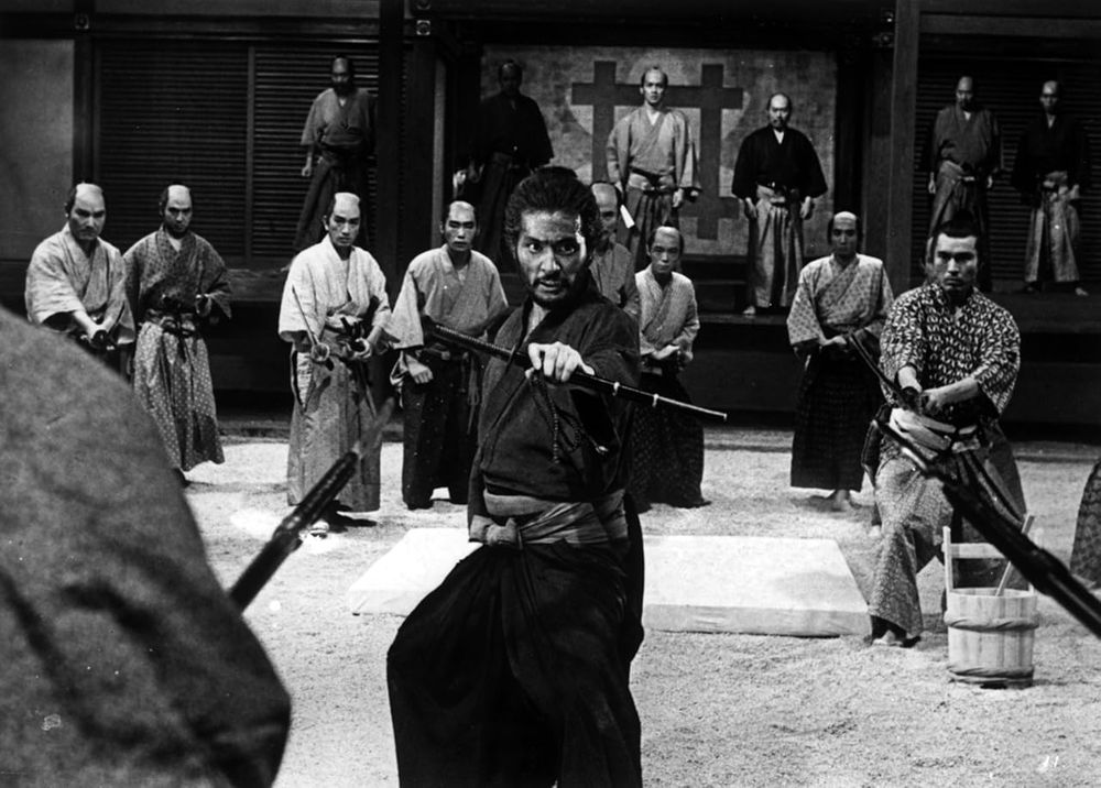 Tatsuya Nakadai jouant un homme armé d'un sabre au milieu d'une cour et de samouraïs prêts à l'attaquer dans 'Harakiri' (1962)