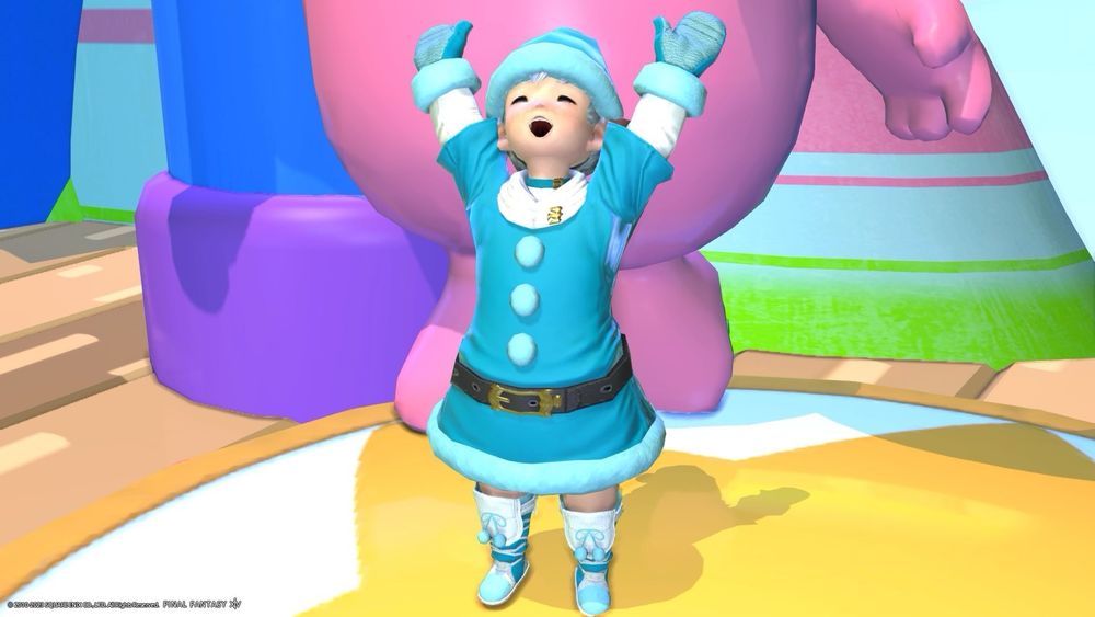 青く染めたサンタ服を着たララフェルが喜んでいます。