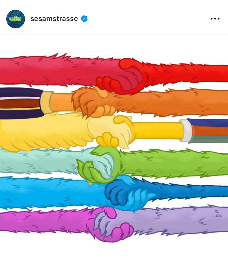 Viel farbige und plüschige Arme und Hände reichen sich die Hände