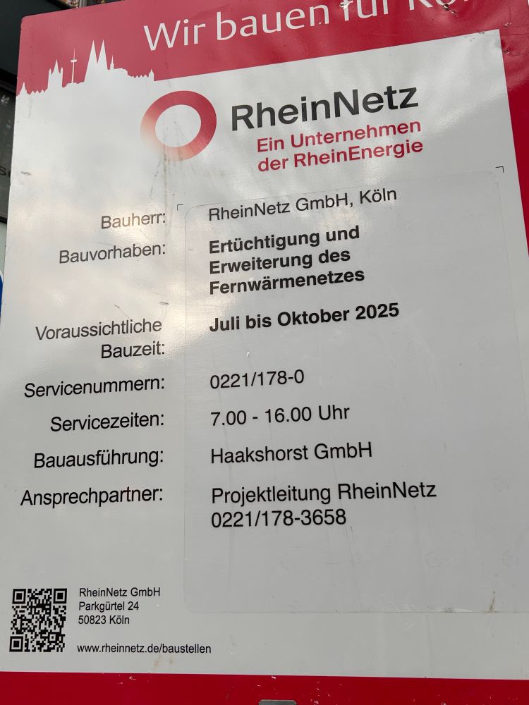 Baustellenschild der RheinEnergie, dem lokalen Versorger in Köln über die Ertüchtigung und Erweiterung des Fernwärmenetzes