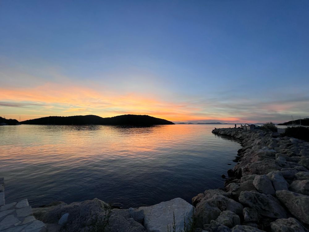 Sonnenuntergang mit spiegelglatter See.