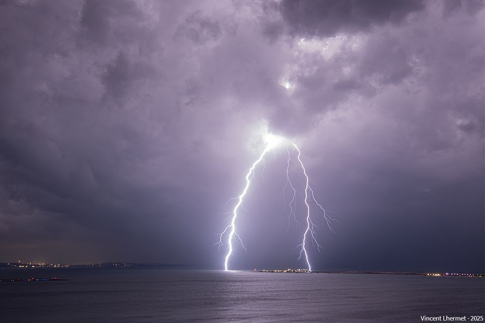 Double impact de foudre tombant sur l'étang de Berre (Bouches-du-Rhône) la nuit dernière.