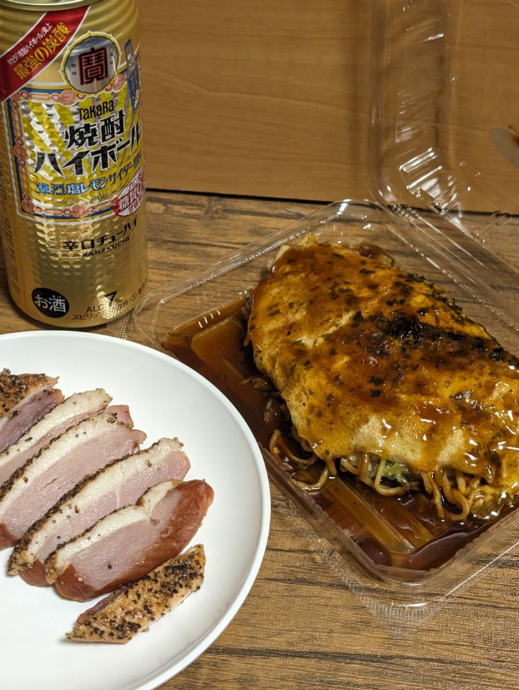 本日の晩酌。塩レモン焼酎ハイボール、広島風お好み焼きハーフ、合鴨パストラミ。