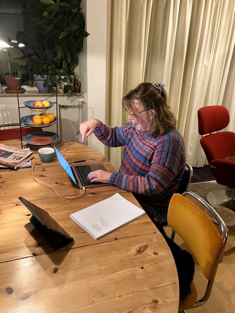 Marjan stuurt haar manuscript naar de uitgeverij!
