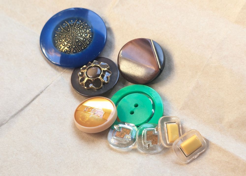 大小色とりどりのレトロなデザインボタンたち