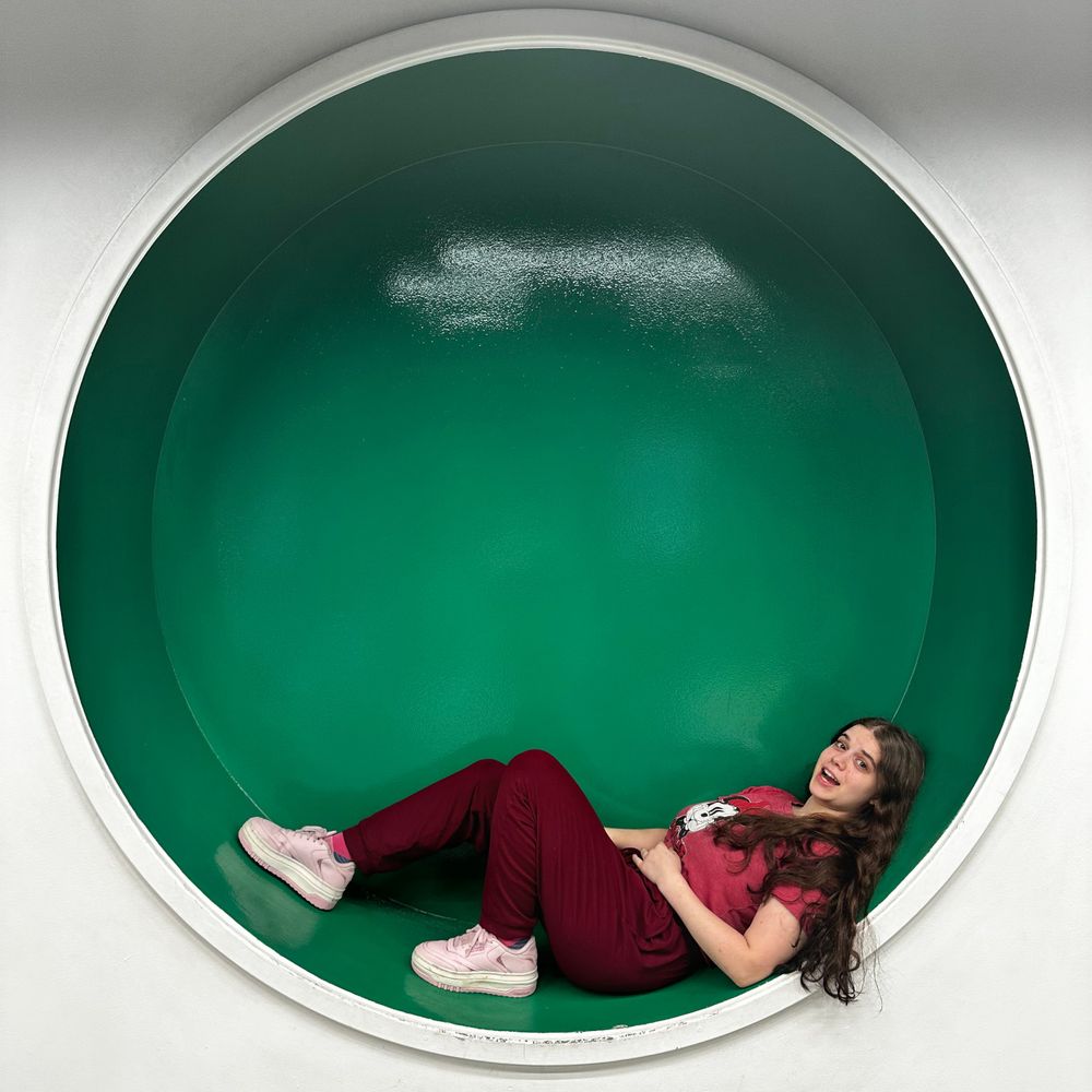 Tzipporah lying down in a green hole in the wall