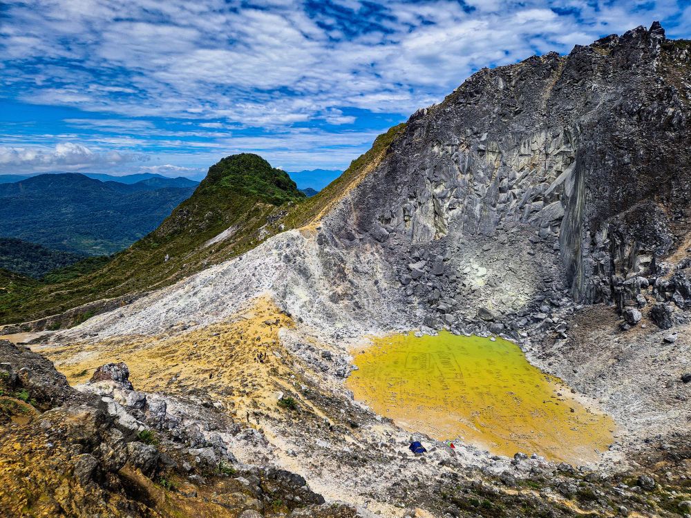 The landscape at the top on Gunung Sibayak is pretty stunning. Thermal vents and this Crater Lake. Very cool to see! 
