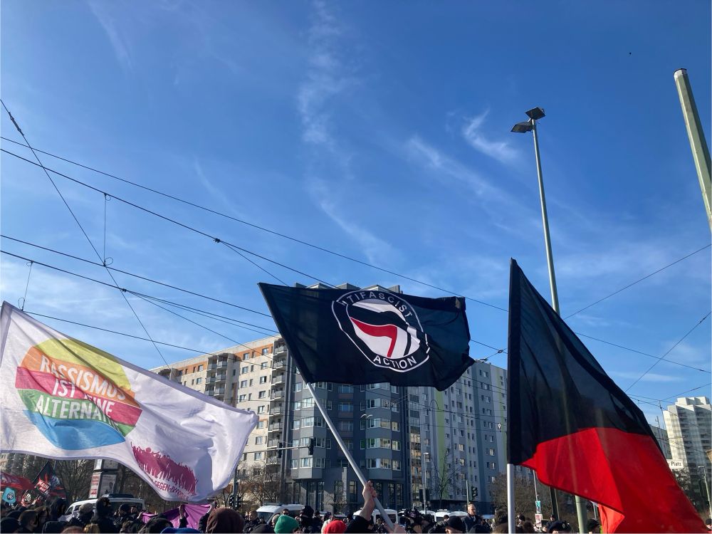 Bild aus Hohenschönhausen, schwarz rote Fahne, Antifa Fahne und Rassismus ist keine Alternative Fahne 