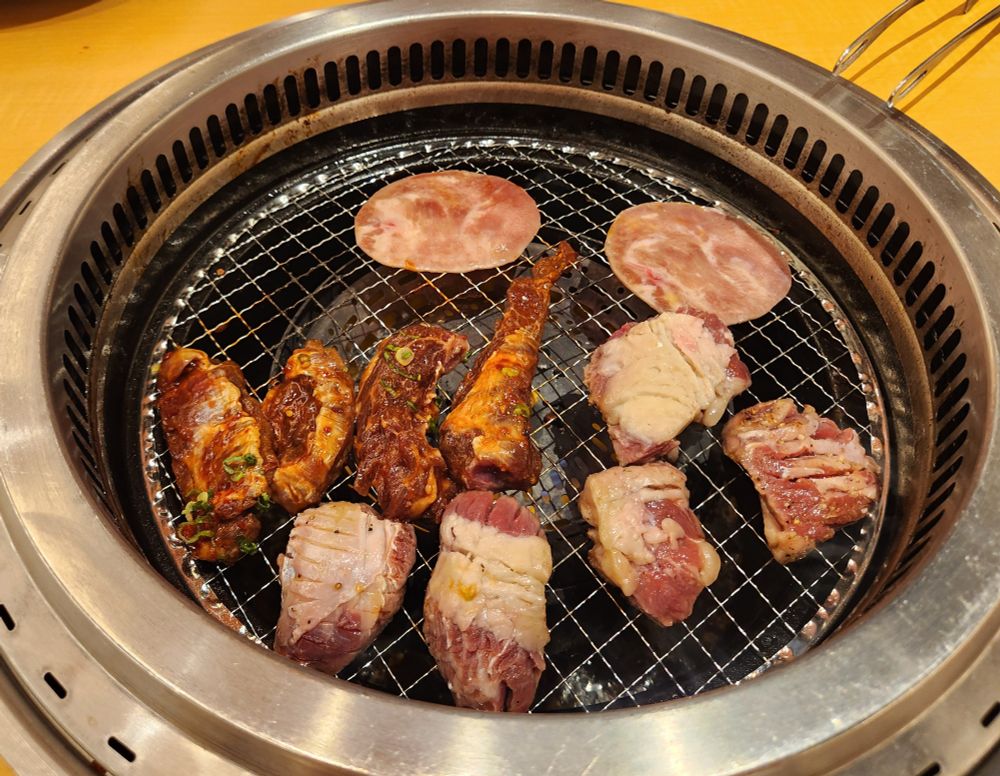 おいしいごはん　や・き・に・く食べよう
チカラを出すには　に・くがいちばん