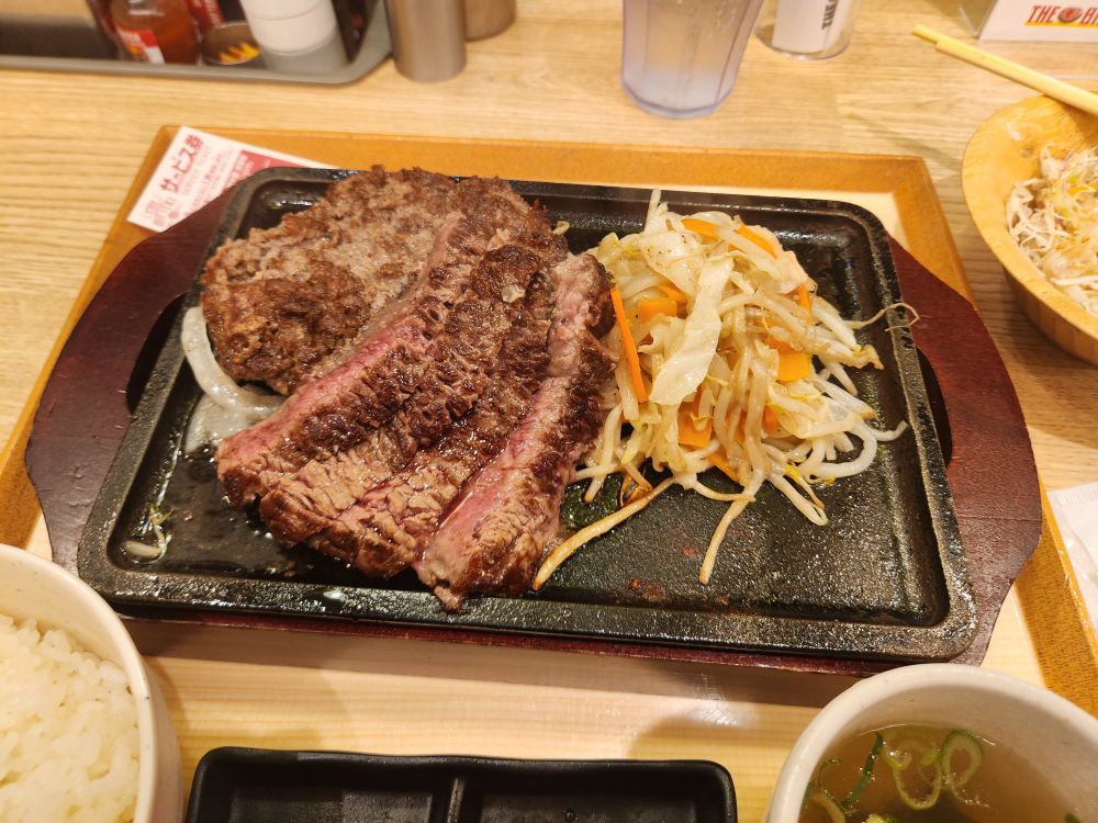 そのまんまビフテキって名前のお店。ハンバーグがすごいワイルド。好き。