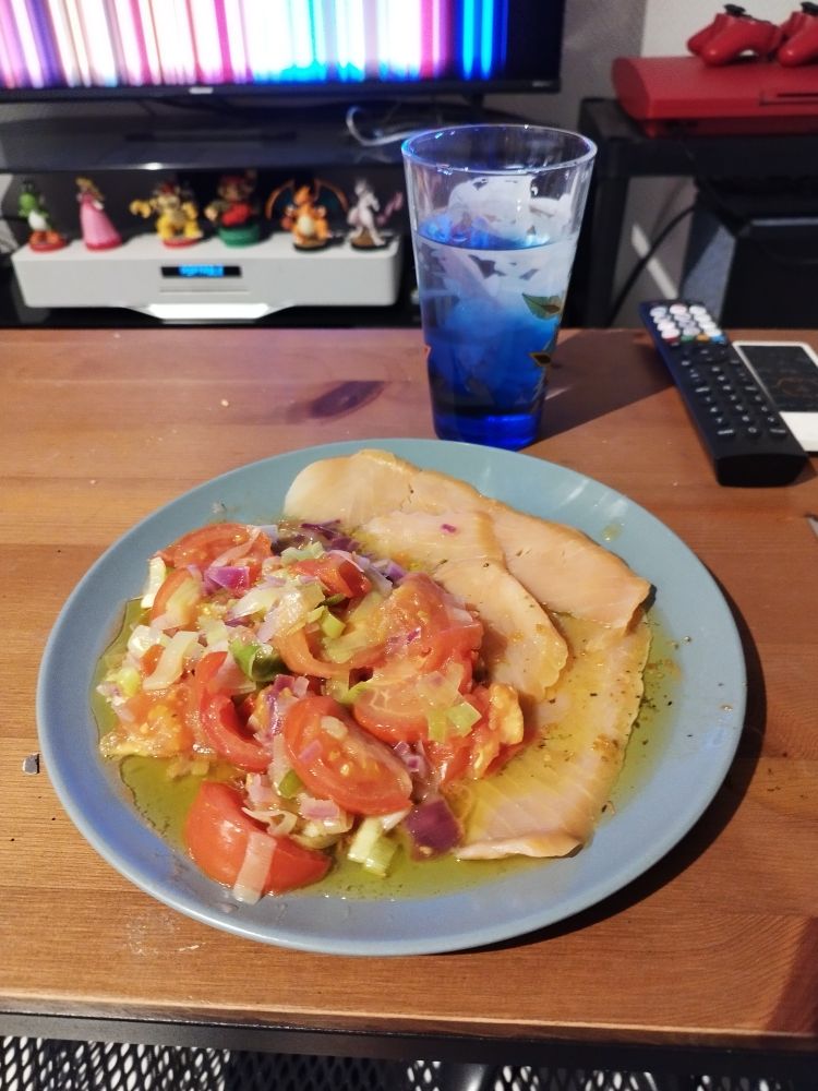 Du saumon sauce meunière avec des légumes cuit à l’étouffé