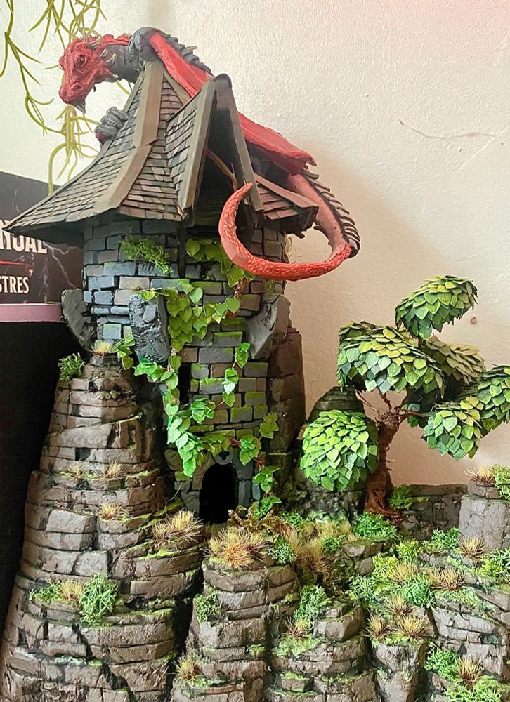 Tour médiéval surmontée par un dragon en maquette diy 