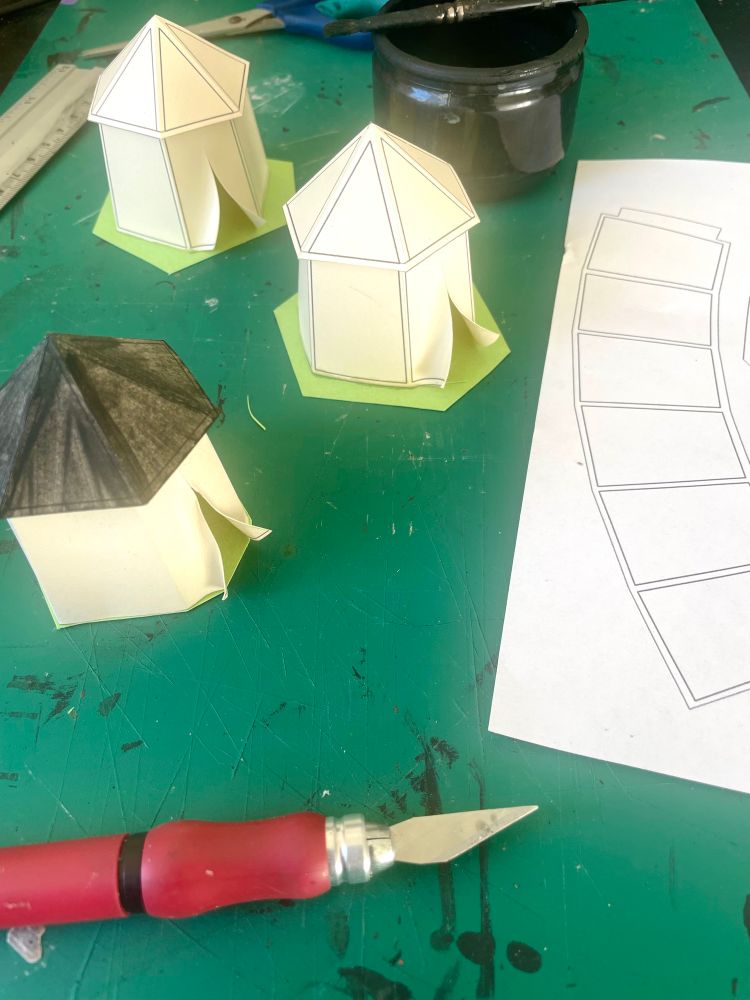 Wip de petites tentes en papier
#terrain #dnd 