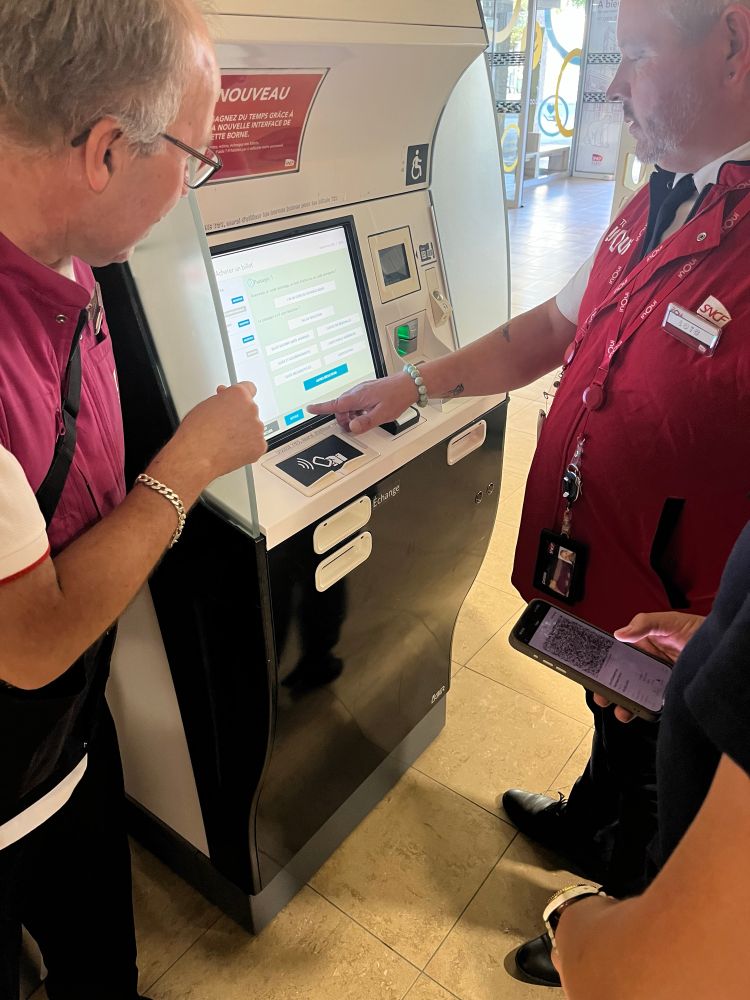 SNCF staff trying and failing to help 