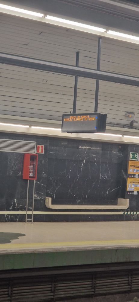 Panel informativo en el metro de Madrid alertando de niveles altos de ozono