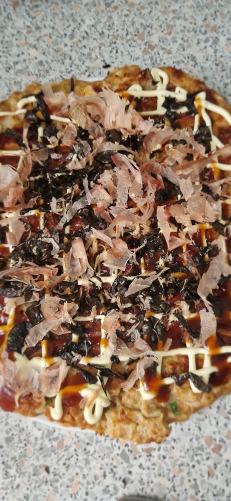 Foto de un okonomiyaki estilo Osaka