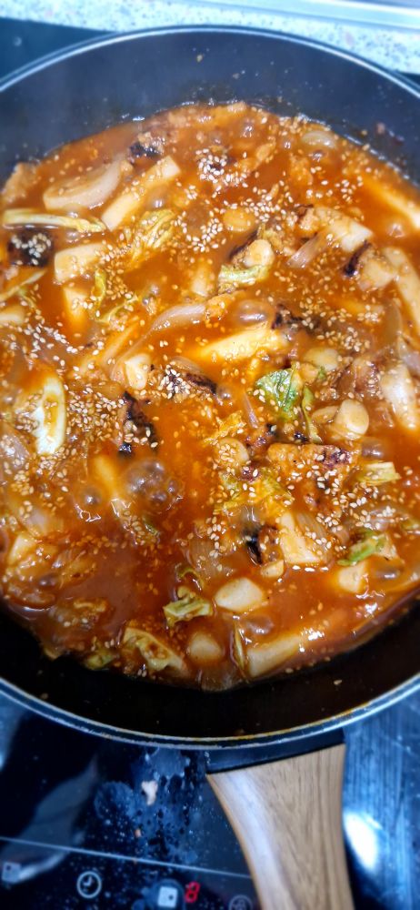 Tteokbokki en pleno proceso de cocinado
