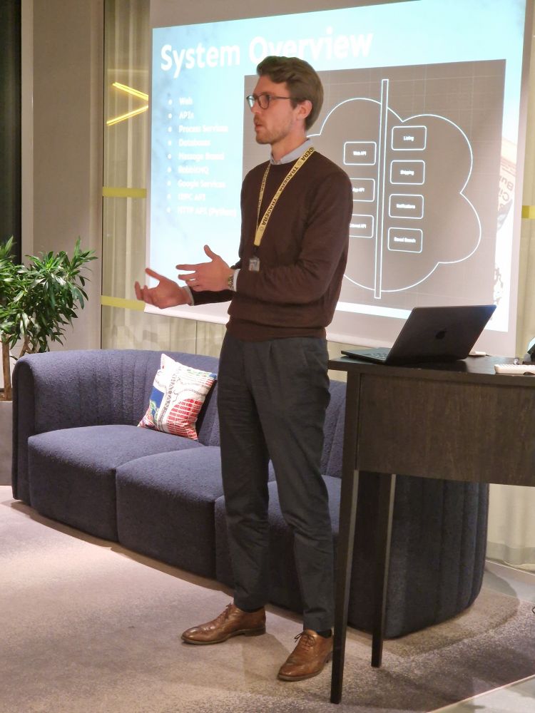Linus Sjöberg presenting the Tradera tech stack. 