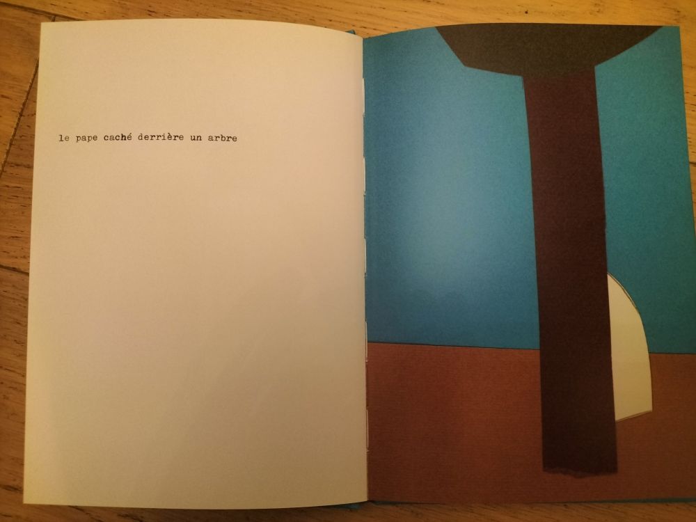 Double page - gauche : texte sur fond blanc "Le pape caché derrière un arbre", droite : un arbre marron et un morceau de papier blanc qui dépasse. Tout est fait en papier de couleur découpé, formes très simples.