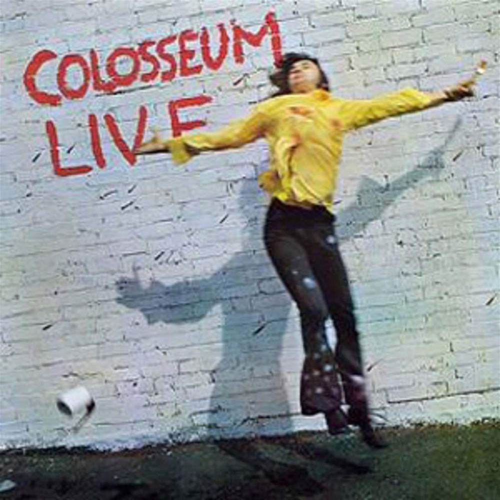 Das Cover von „Live" der Rockjazz-Band Colosseum zeigt einen Mann, der vor einer weißen Mauer mit ausgebreiteten Armen hochspringt. Auf der Mauer, links oben, steht mit roter Farbe hingepinselt: COLOSSEUM LIVE.