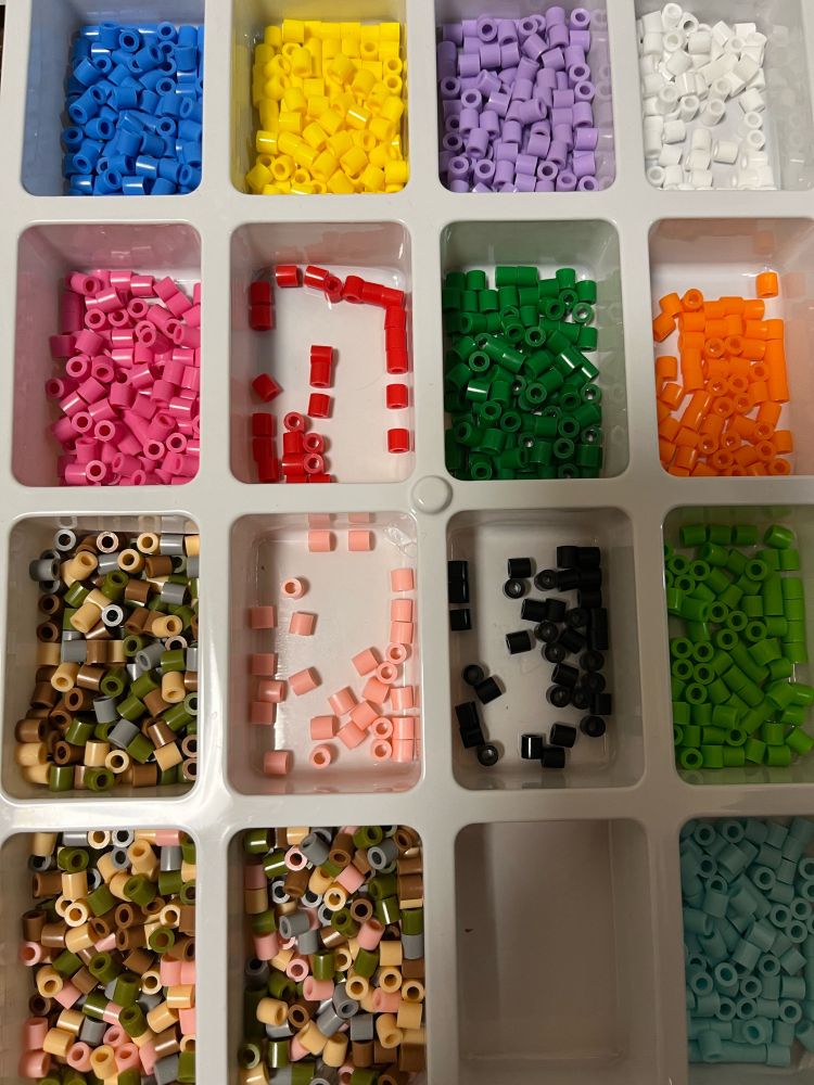 4分の3仕分け済みのアイロンビーズ。