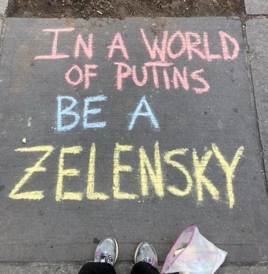 Sidewalk chalk written "In a world of Putin be a Zekensky" 
